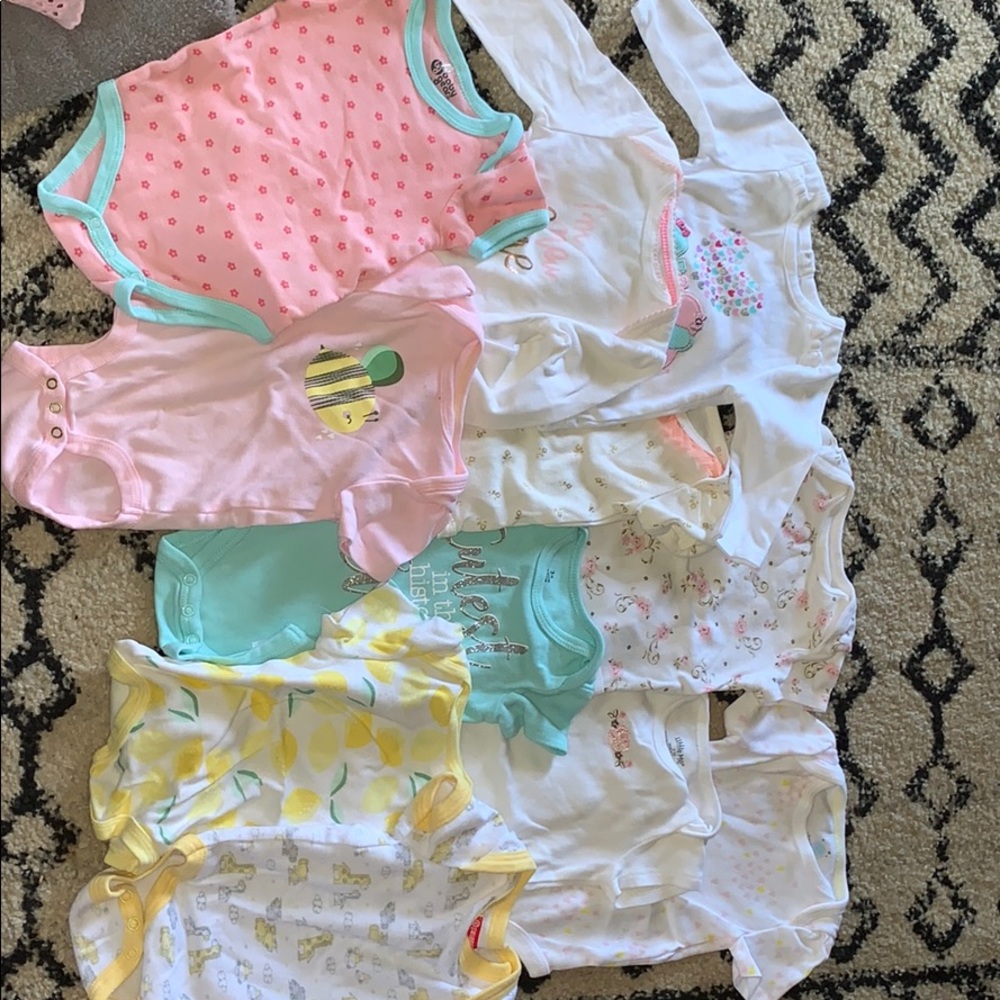 Set of long sleeve and short sleeve onesies
